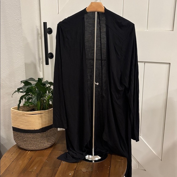 Sejour Tops - Sejour. 1X black cover.